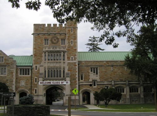 the entrance arch under the library to Vassar's campus with a banner hung welcoming the newest class: of 2011